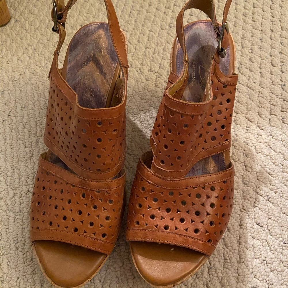 SE Boutique Camel Color Platform Sandals